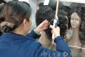 挂耳染、假马尾、刘海发片……这届年轻人“盯”上了假发图片