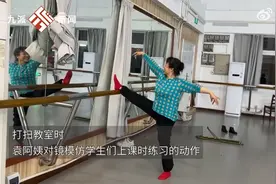 武汉60岁保安阿姨高校偷师学舞蹈：打扫卫生时默默记动作，有时间便向老师同学请教图片