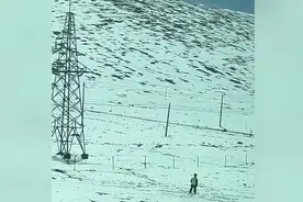 网友拍下进藏铁路护路员：腿脚不适也要走向岗位向途径列车敬礼图片