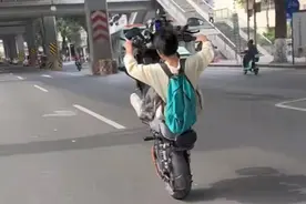 3小时查处！“鬼火少年”闹市近90度翘头被举报图片