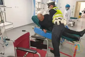 男子坐在驾驶位上不停呕吐！民警立即上前……图片