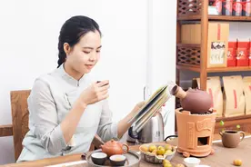 读懂广州·粤韵丨高冲低斟工夫茶 杯小茶浓慢慢品图片