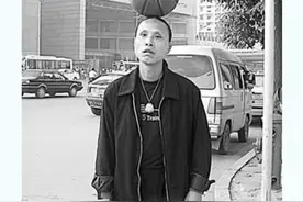长沙人，你还记得十多年前在街头顶篮球的那个男人吗？图片