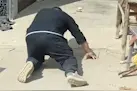 不舍！老房子即将拆迁男子磕头拜别 妻子：那是他从小到大的家图片