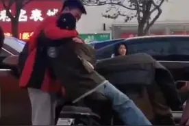 姐姐装路人给弟弟惊喜，弟弟认出后激动得一把抱住姐姐图片