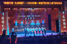 三轮车追尾大货车后被拖行 热心女司机狂追两公里救下老人小孩获评“四川好人”图片