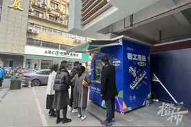 走过路过，找个工作，湖滨步行街核酸检测亭变“零工市场”招聘点图片