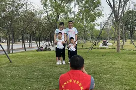 你有多久没有拍全家福了？光明这个社区为居民免费拍摄全家福图片