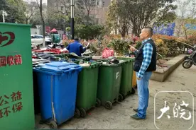 21个垃圾桶集中摆放在路边 合肥一商户投诉称影响经营不雅观图片