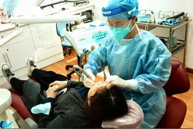 涨知识！健康的牙齿本来就是淡黄色，专家：洗牙可防治牙周疾病，并不能美白牙齿图片