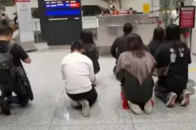 航班延误有乘客激动下跪！业内人士：天气原因可申请全额退款图片