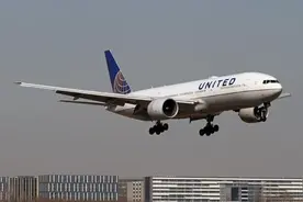 美客机因机械故障紧急降落 有飞行员目睹飞机升空后起火图片