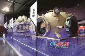 神舟十四号返回舱着“鹭”图片