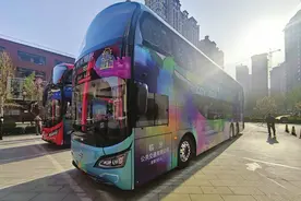 临汾公交双层观光巴士开通运营图片