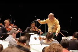 中国指挥家许忠执棒巴黎管弦乐团：讲好中国故事，传播中国声音图片