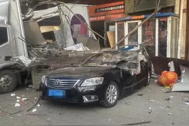 商铺楼顶屋檐脱落，多辆汽车被拦腰“砸扁”，社区：此前发现裂缝，正准备维修图片