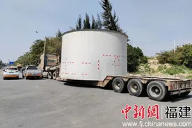 福建厦门：“拓宽”借道，助力大件运输车安全通行图片