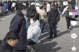 辽宁一事业编招聘现场凌晨开始排队报名 副县长：考虑让考生一次性报名成功图片