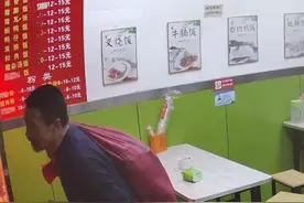 老人以物换饭两次被拒，看到最后很暖心！图片