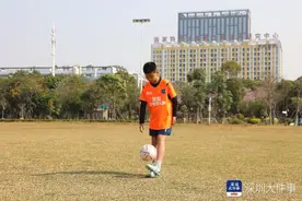 深圳10岁少年创造一小时交替颠球吉尼斯世界纪录图片