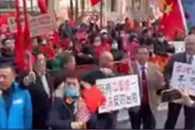 纽约华人抗议蔡英文窜美现场合唱《歌唱祖国》图片