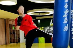 向左是拉丁，向右是散打，初中女生三局两胜拿下散打比赛金牌图片