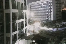 深圳：男子给女友制造浪漫，停车场对面放烟花烧掉两辆车图片