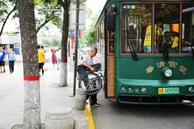 【图集】从真皮座椅到“火锅巴士”：冲击之下，夹缝中的公交车图片
