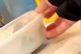 男子高铁上借微波炉加热自带盒饭遭拒视频封面
