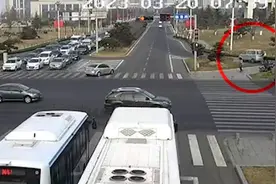 车辆故障停路中 威海交警徒手推车消隐患图片