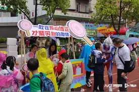东山培正小学爱心义卖，校园文创周边成爆款，一上架就售罄图片