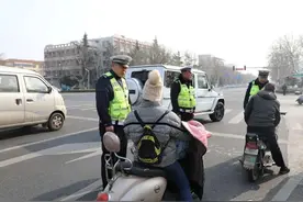 安全从“头”开始！蓬莱交警持续整治骑乘电动车不戴头盔行为图片