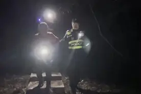 “我丈母娘在菜场走丢了……”男子报警后5个小时，民警在漆黑的山林里找回老人图片