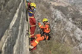 野长城悬崖上开展救援演练，怀柔消防员化身“蜘蛛侠”飞檐走壁图片