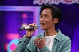 挖掘机上唱《海阔天空》，他和黄贯中一同演绎摇滚精神图片