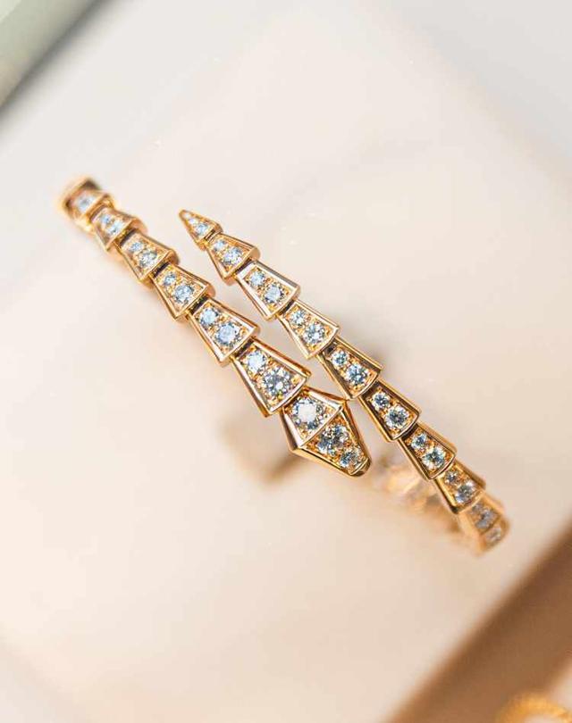 BVLGARI������MAXI LOGO��ʱ��Ʒ�� ���Ϻ�����������˸��Ļ