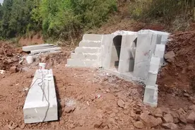 疑似挖掘机操作不当致两名石匠死亡 当地政府：涉事方同意走司法途径解决图片