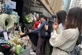 张国荣逝世20周年：香港纪念现场成花海，有国外粉丝冒雨祭奠图片