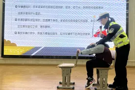 “不在车前跑，不在车后留”，交警给小学生上交通安全课图片
