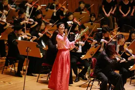 一人饰演14个角色，张艾嘉演绎《仲夏夜之梦》图片