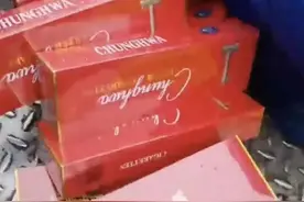 渔民发现海上漂浮着大量名牌香烟，边捞边喊“发财啦”图片