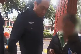 厦门一银行内女子大量取现！工作人员果断报警图片