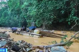 金价飞涨，该国居民去河里淘金，有人一天采2公斤……图片