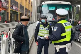 危险！载客20人旅游大巴驾驶员竟酒驾图片