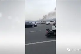 柳州一小客车失控撞车后起火，两名公交司机双手拎着灭火器就上了！图片