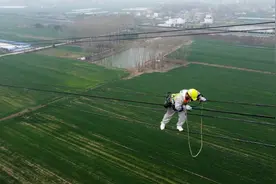 电力“医生”空中春检忙图片