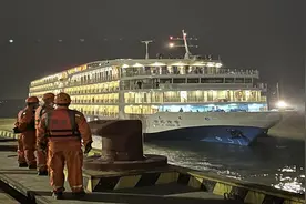 “烟花三月”顺江而游，长江豪华游轮“世纪传奇”号首泊扬州图片