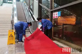 铺设防滑地垫、摆放警示标识，武汉地铁应对强降雨保障市民安全出行图片