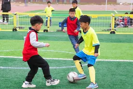 都能踢上两脚！解决校园场地难题，济南天桥区推出三人制足球图片