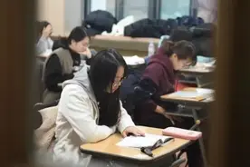 爹妈拼命“鸡娃”，子女疯狂“内卷”！韩国补习班火爆拖累生育率图片